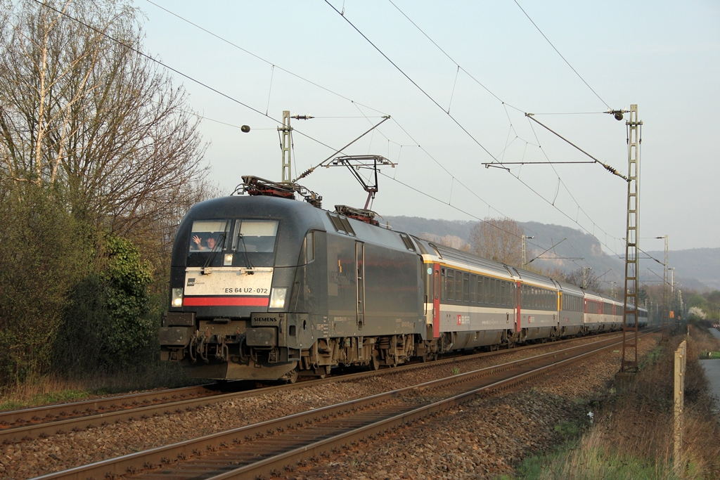 DB Fernverkehr ES 64 U2-072 (182 572) am EC6 am 27.3.2012 in Limperich. Gru� an den Tf !