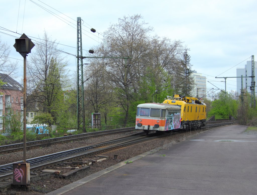 DB Netz 711 201 mit einem ex. DB Bereisungswagen in Bonn-Beuel am 10.4.2012
