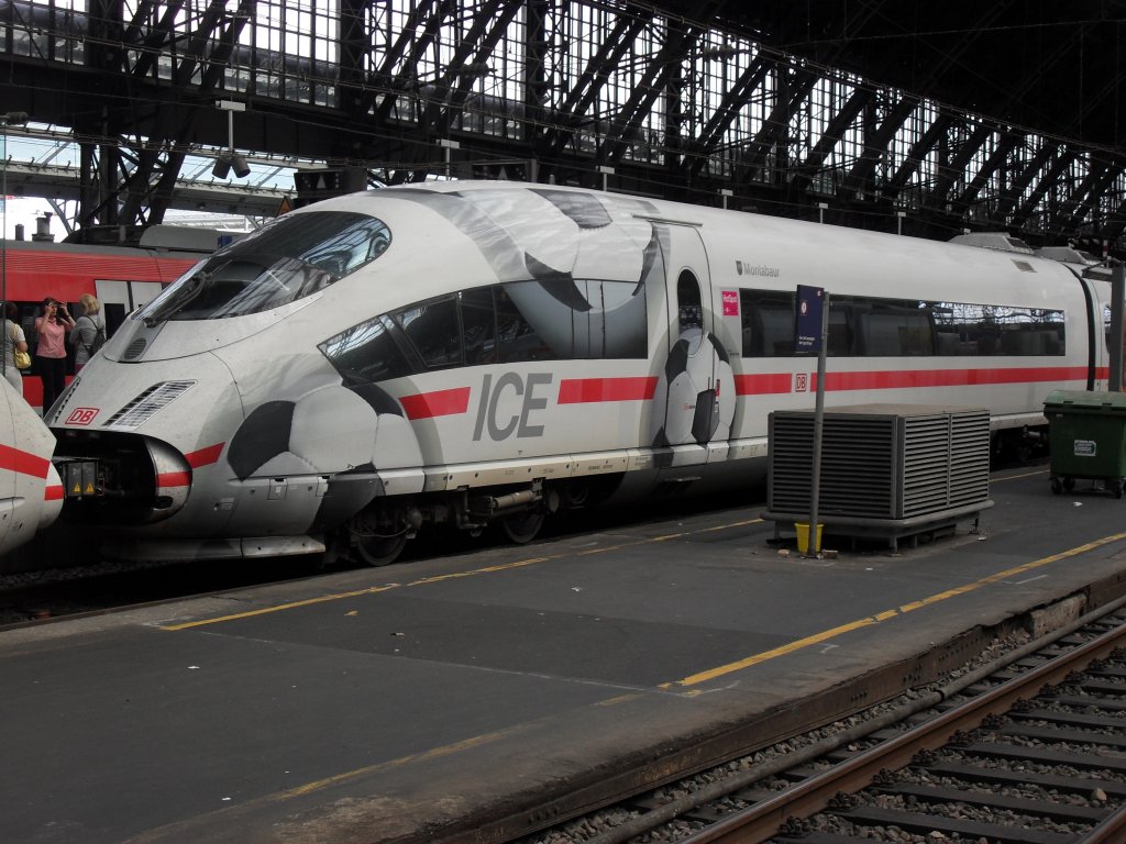 Der Fussball ICE 3 (403) im K�lner Hbf am 25.6.10