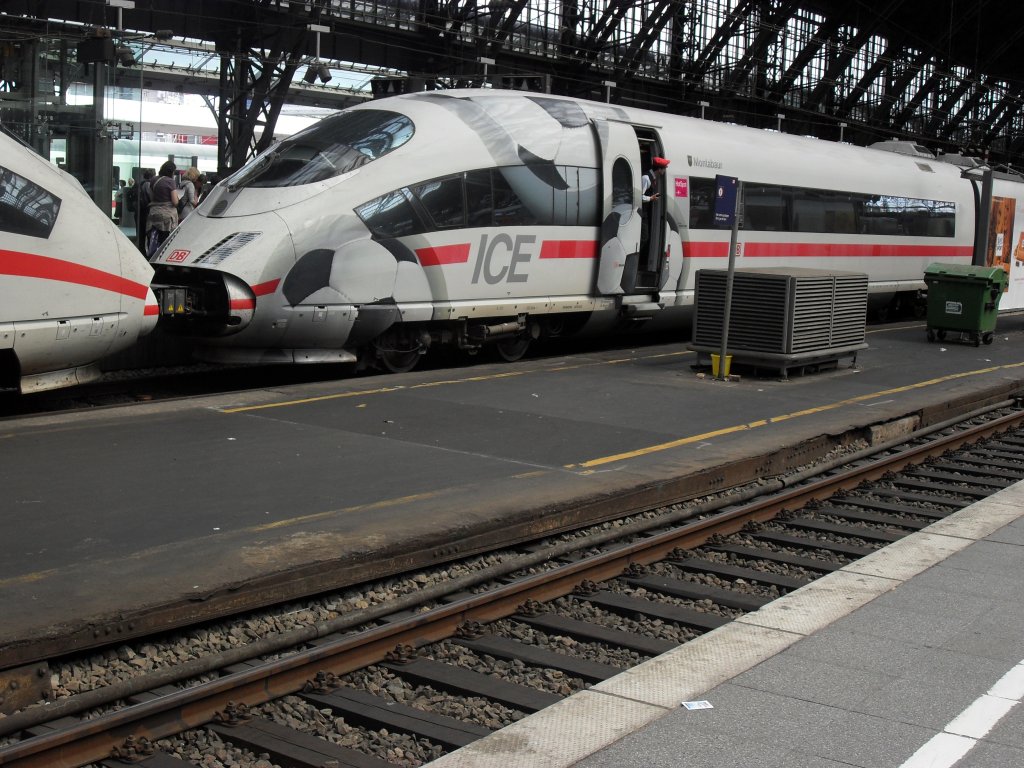 Der Fussball ICE 3 (403) im K�lner Hbf am 25.6.10
