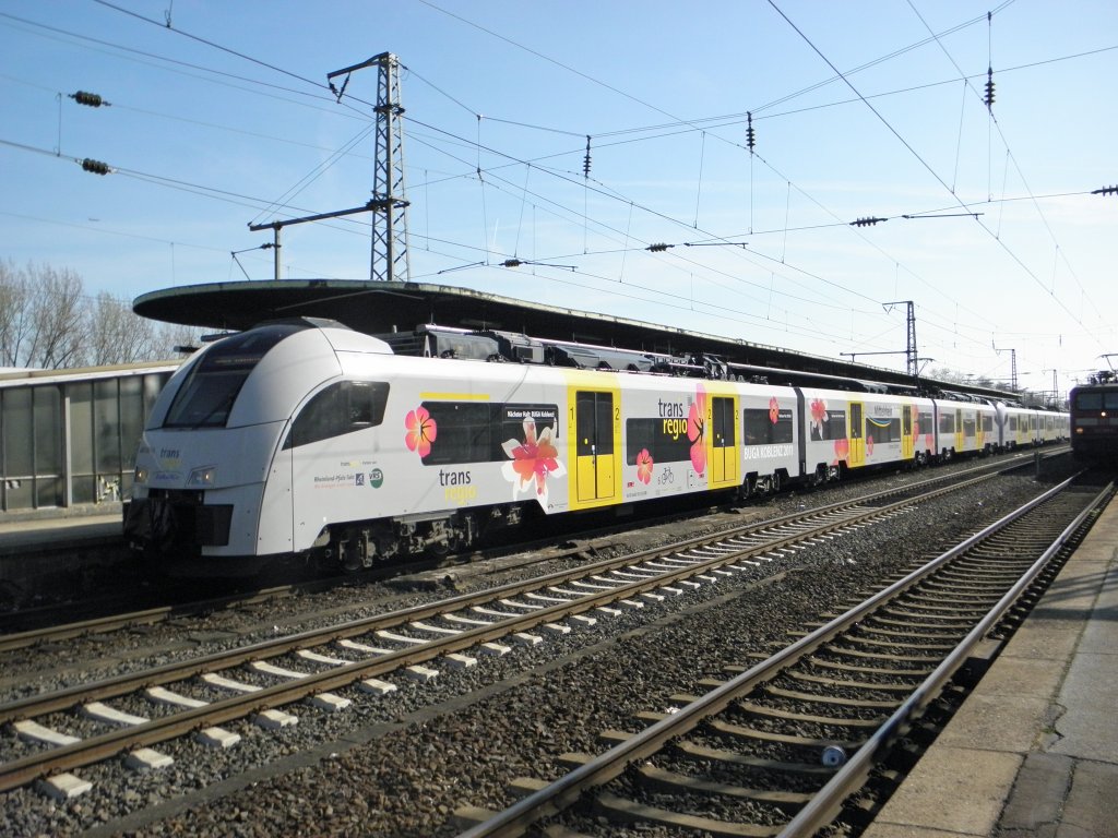 Der neue Werbe-Triebwagen (460 001) aus dem Hause Trans Regio. Sie wirbt f�r die BUGA 2011 in Koblenz. Hier Aufgenommen in K�ln Deutz am 2.4.2011
