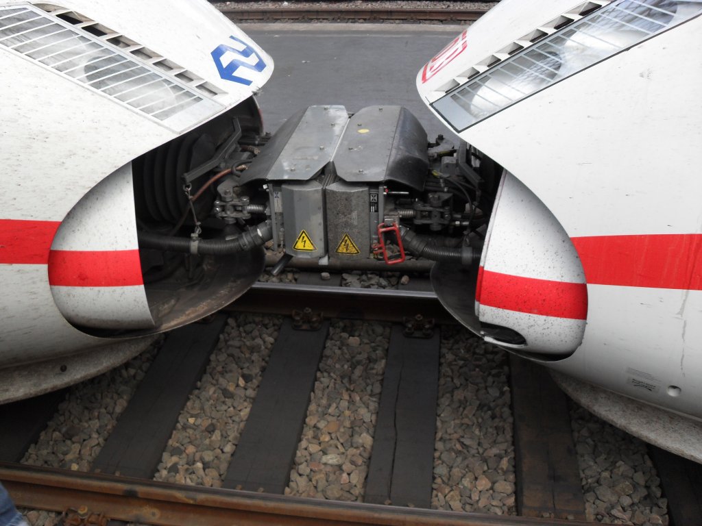 Die Magnetische Werbung vom ICE 3 (406) im K�lner Hbf am 25.7.10