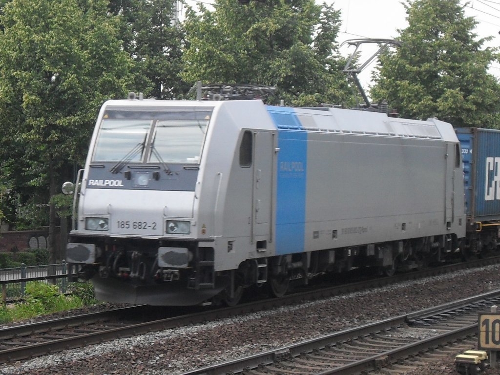 Die RAILPOOL 185 682-2 bei der Durchfahrt des Beueler Bahnhofes.
