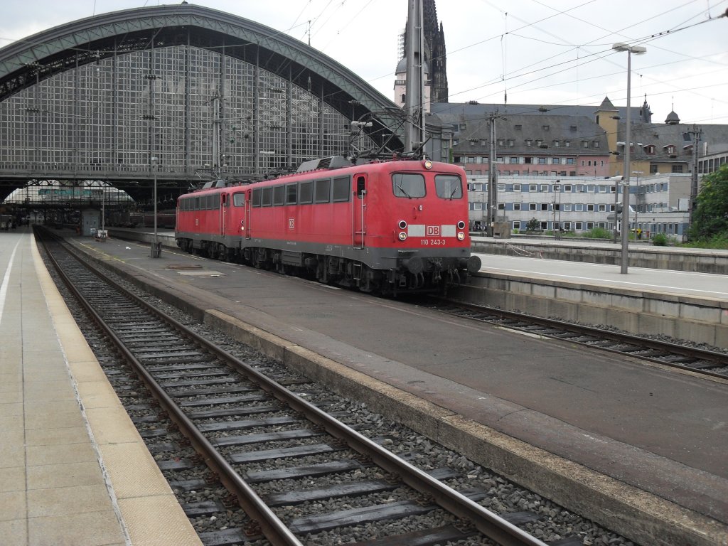 Doppeltraktion Br 110 (B�gelfalte+Kasten) im K�lner Hbf am 23.7.10