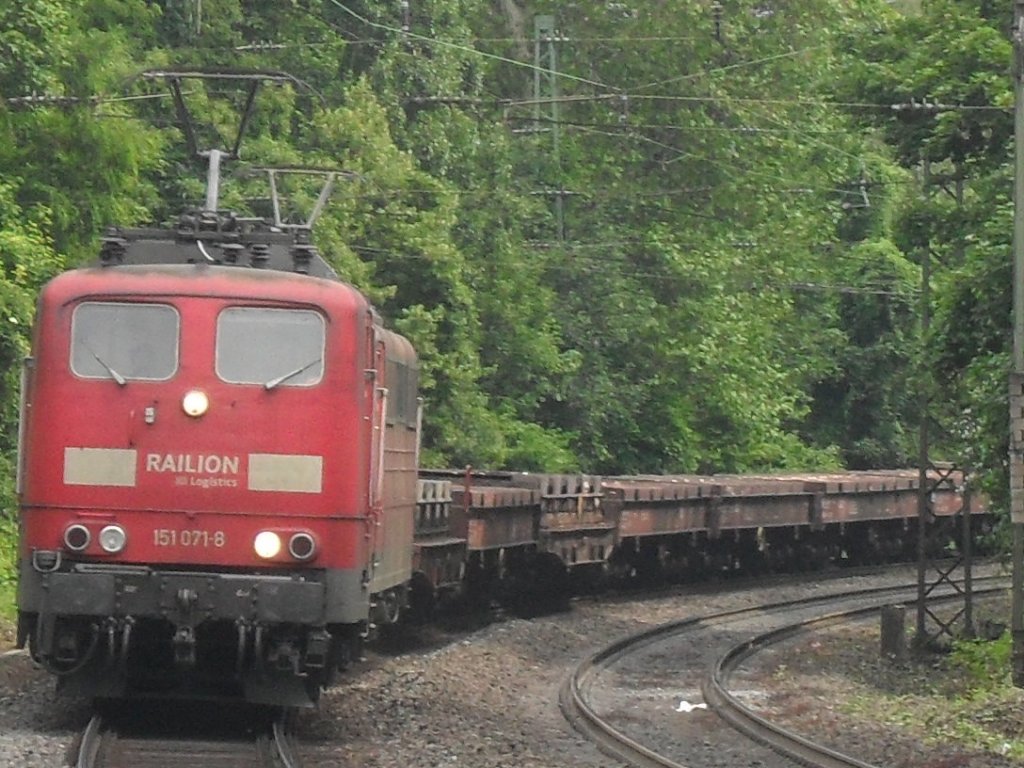 Doppeltraktion zweier 151er.Vorne die 151 071-8 mit einem defektem Scheinwerfer bei der Durchfahrt des Bonner Hbf.