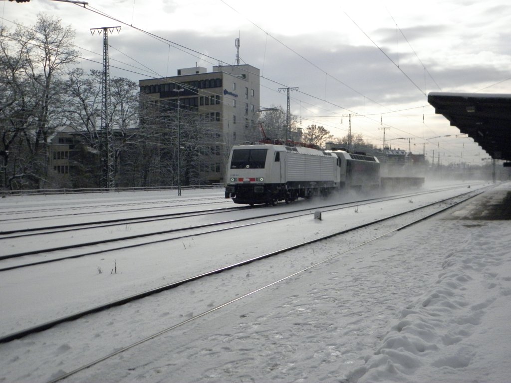 E 189 841 und ES 64 P-001 am 18.12.10 in K�ln West