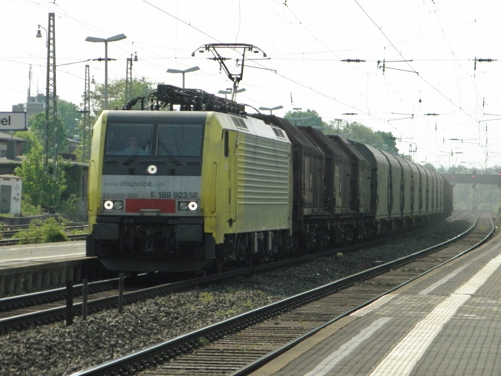 E 189 923SE (ES 64 F4-023) mit einem Trenitalia G�terzug durch Beuel am 23.4.2011