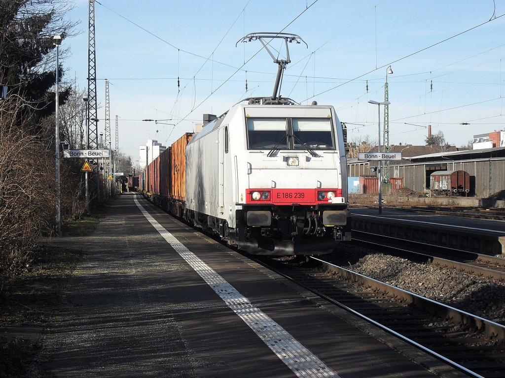 E186 239 mit enem Containerzug in Beuel am 7.2.2011
