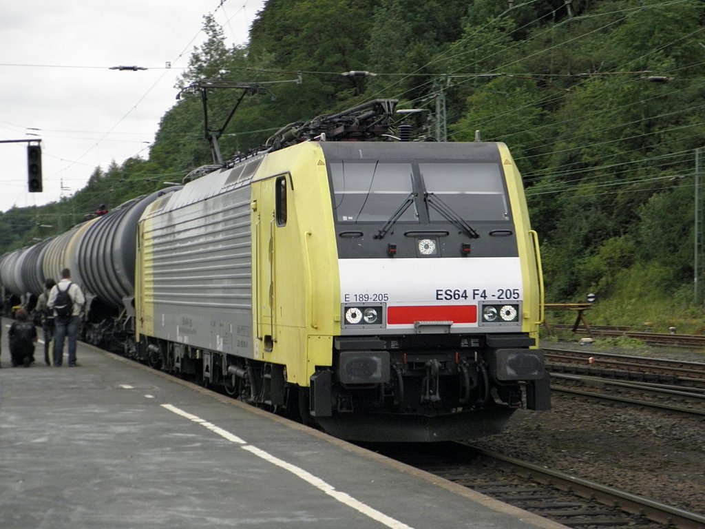 E189-205 ES 64 F4-205 mit einem Kesselzug in Altenbeken am 2.7.2011