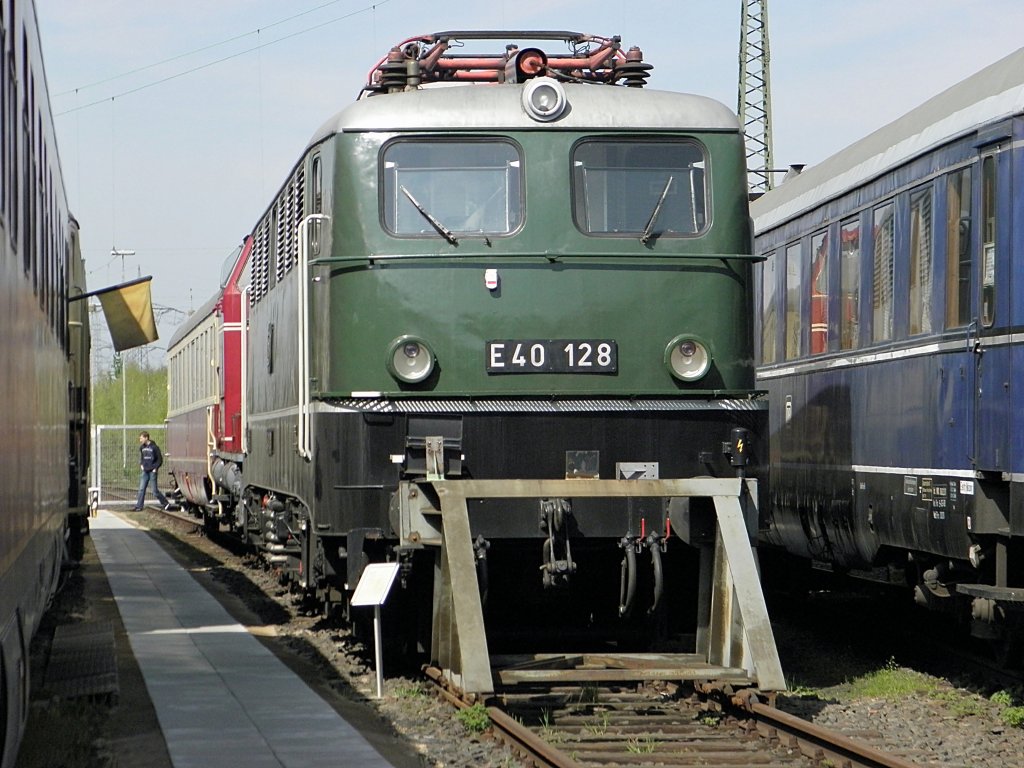 E40 128 mit einer V65 und einem TEE Salonwagen im DB Museum Koblenz L�tzel am 9.4.2011