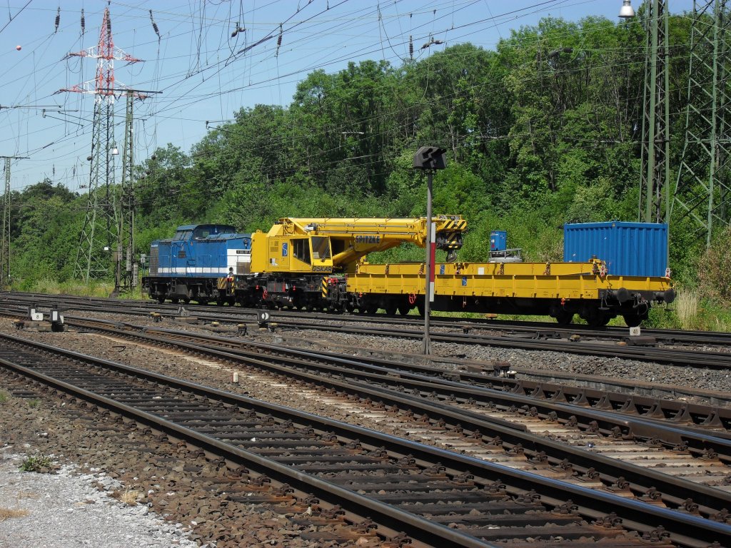 Ein Baukran gezogen von einer Blauen V100 in K�ln Gremberg