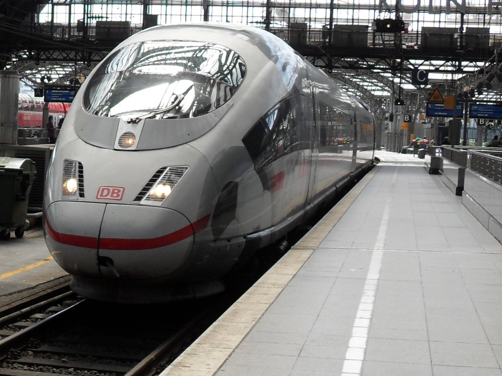 Ein ICE 3 aber nicht irgendeiner sondern der mit Fu�b�llen drauf im K�lner Hbf am 4.6.10