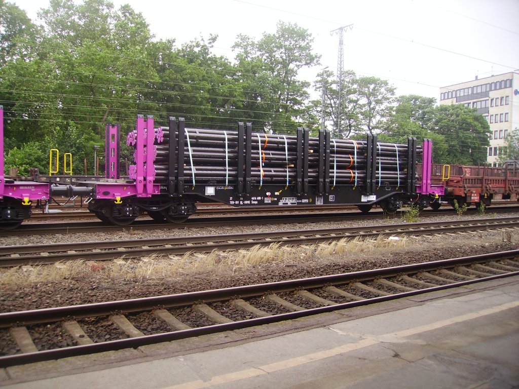 Ein Neu Lackierter Flachwagen beladen mit Rohren in K�ln West 