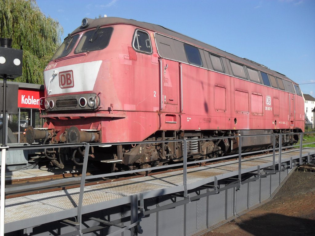 Eine Br 216 auf der Drehscheibe im DB Museum Koblenz am 4.9.10