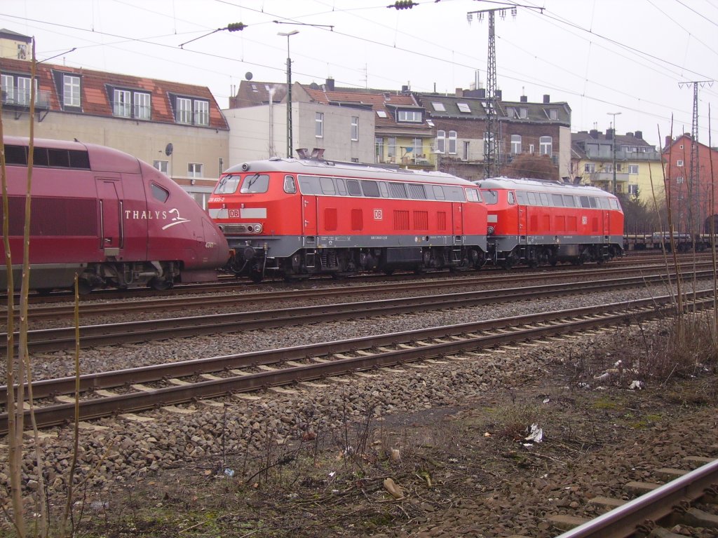 Eine Doppeltraktion Br 218 schleppen einen Defekten Thalys ab in K�ln West