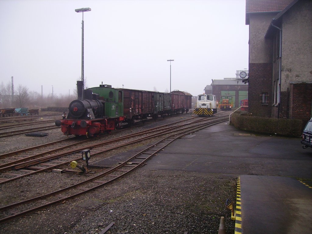 Eine gr�ne Dampflok und eine wei�e Werkslok von der Firma O&K im RIM K�ln am 7.2.10