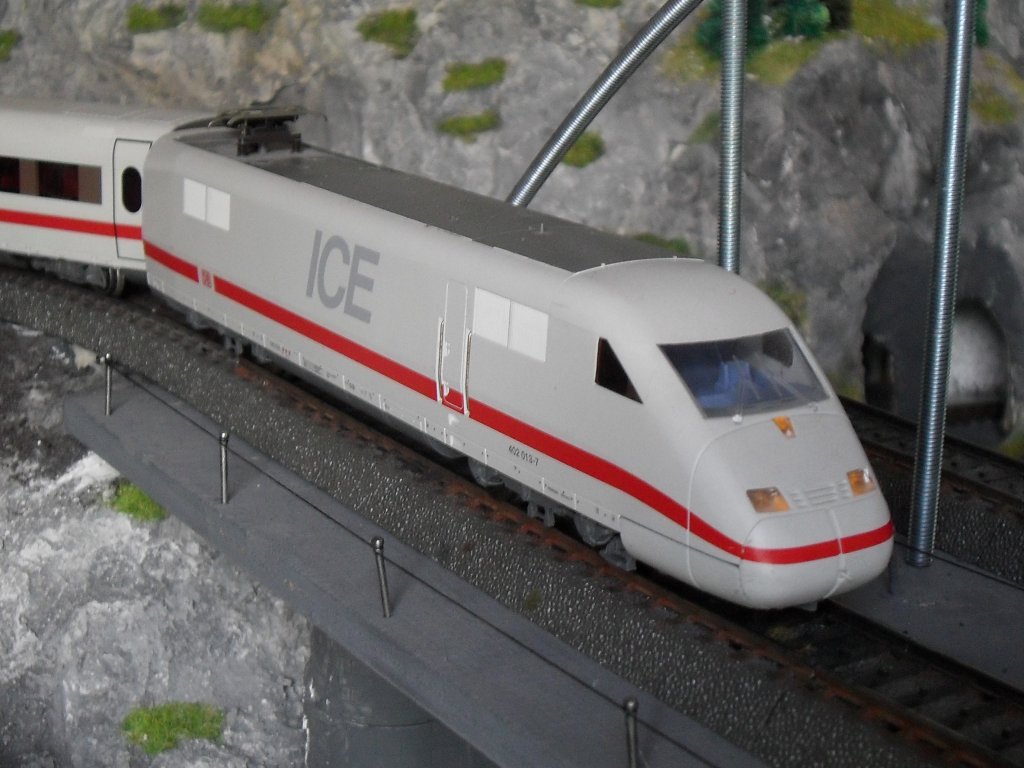 Eine ICE 402 Garnitur �berquert eine Br�cke auf meiner Modellbahnanlage.