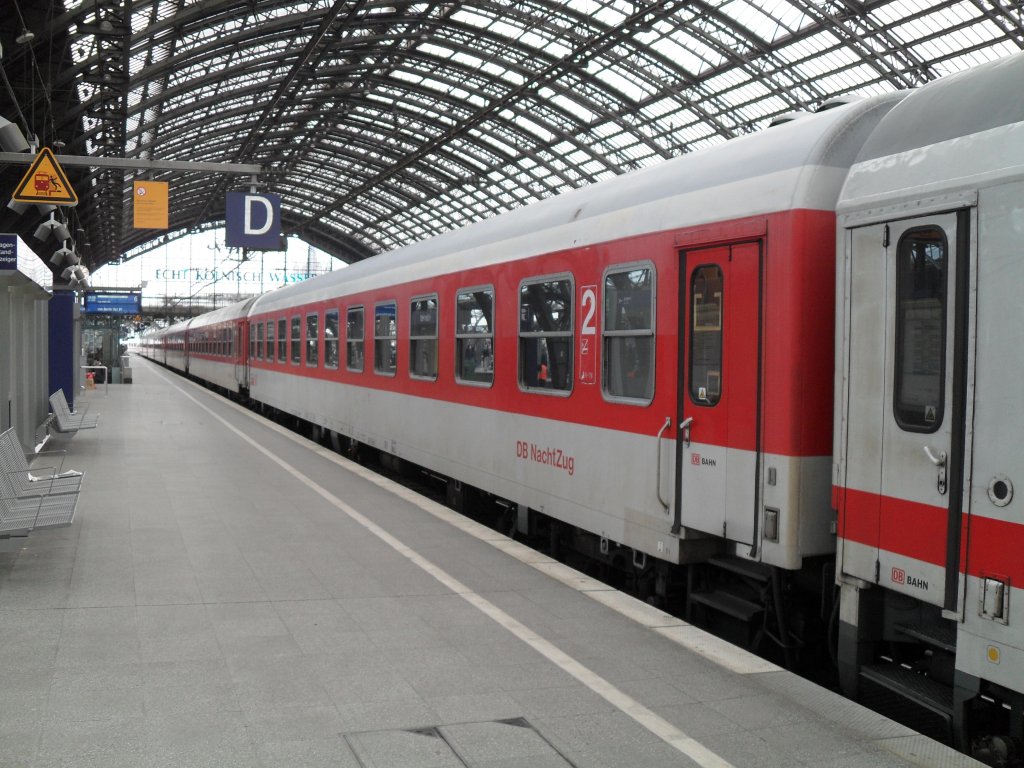 Eine neue DB Nachtzuggarnitur im K�lner Hbf am 08.05.10.