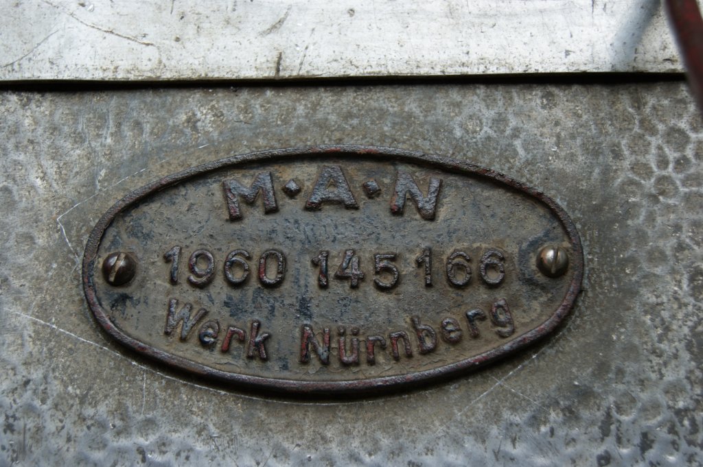 Emblem beim Einsteigen von einem VT25 der Rhein-Sieg-Eisenbahn in Beuel