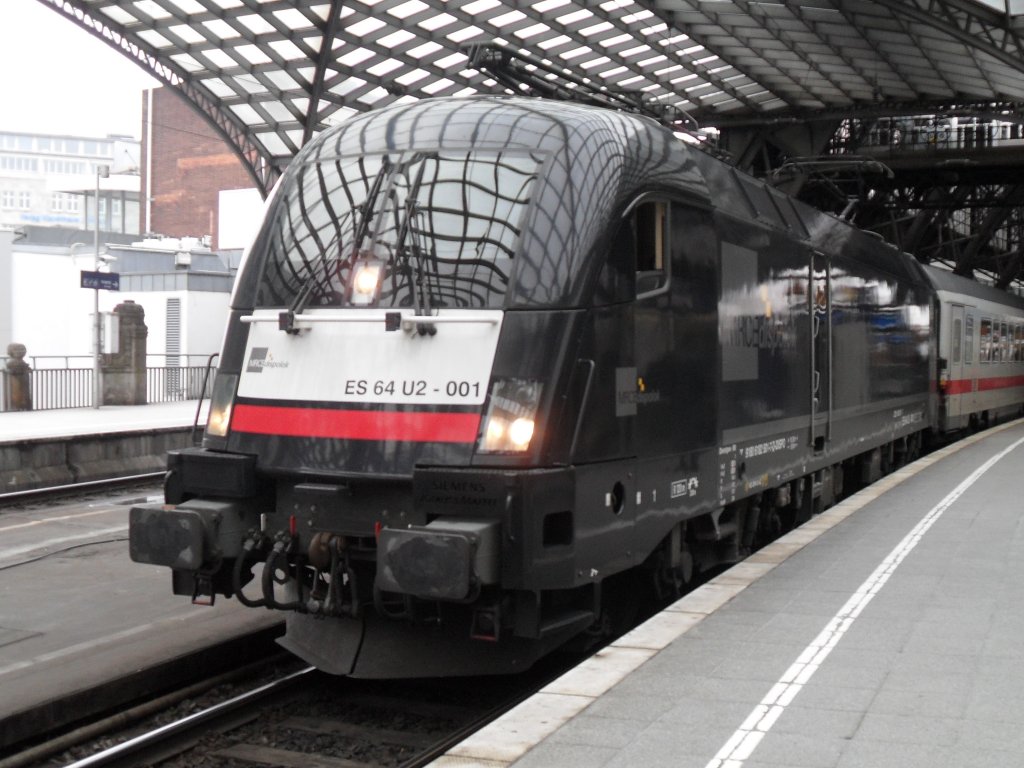 ES 64 U2-001 mit einem IC am 06.02.10. im K�lner Hbf.