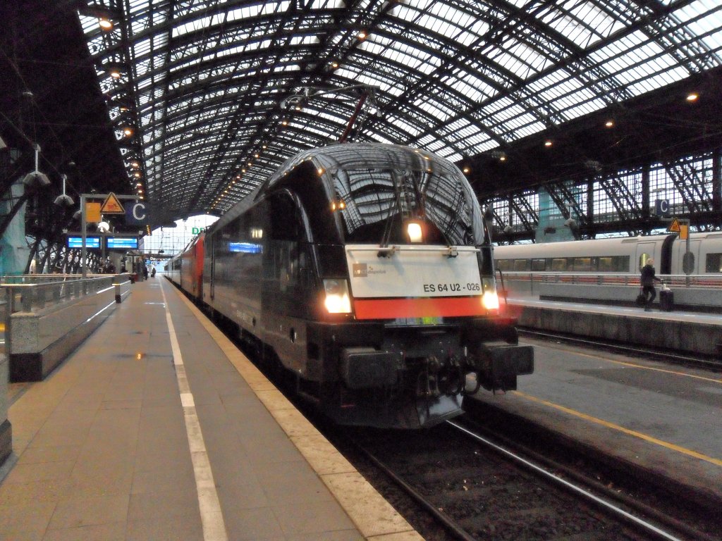 Farnair Rail logistics ES 64 U2-026 mit dem CNL aus Wien im K�lner Hbf am 13.11.10