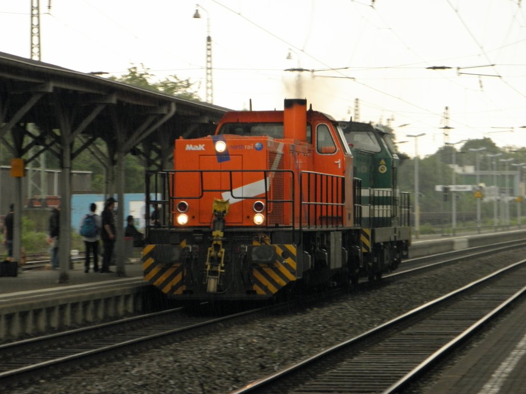 G1206 von Northrail mit einer Gr�n Wei�en V100 in Beuel am 20.5.2011