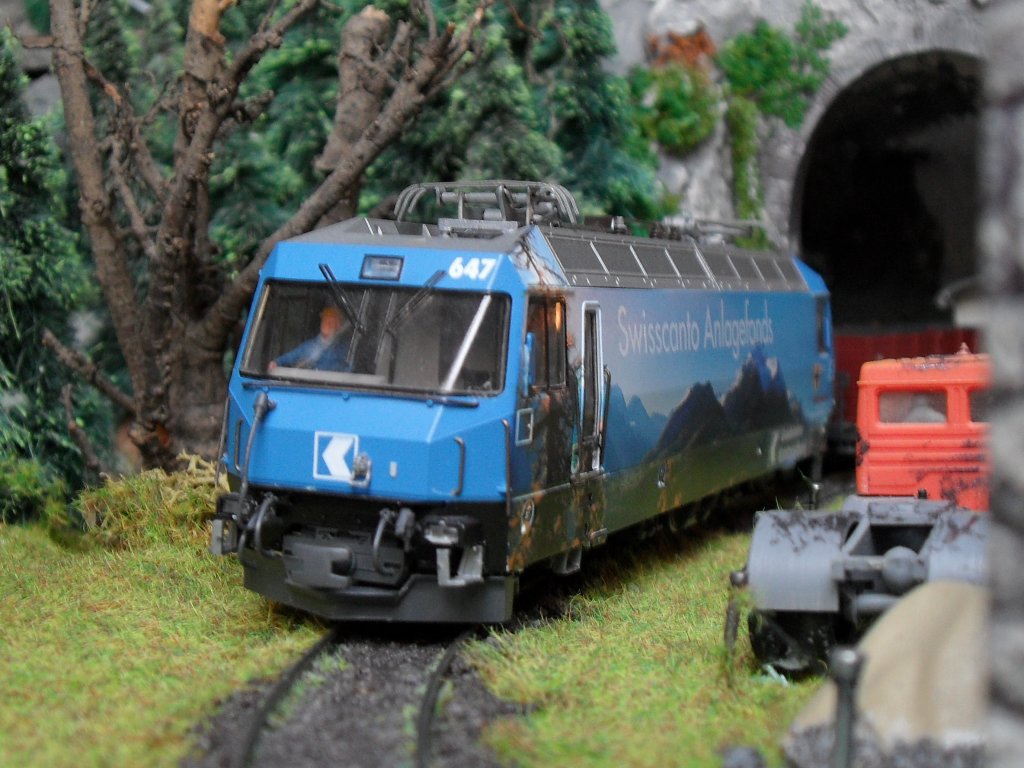 Ge 4/4 III 647 Gr�sch der RhB auf meiner Anlage, kurz vor der Einfahrt in den Bahnhof.