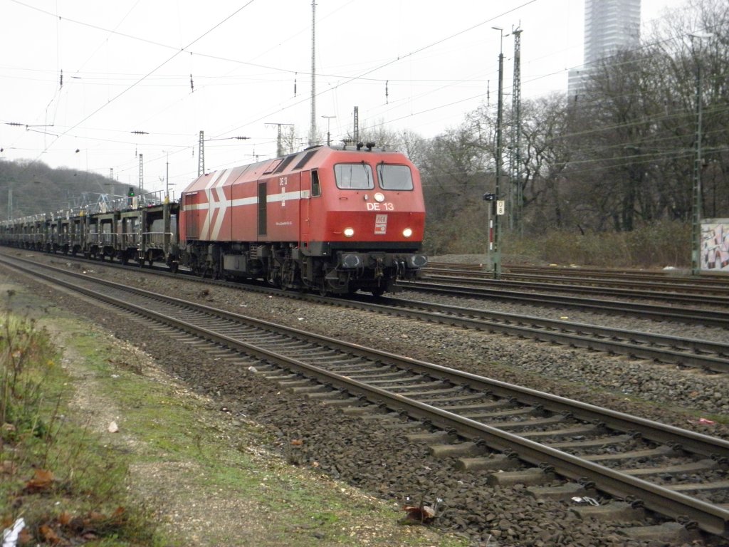 HGK DE13 mit einem leren Autozug in K�ln West am 11.12.10