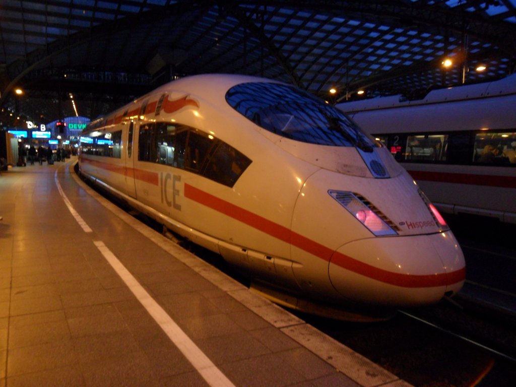 Hispeed ICE 3 (406) mit der Werbung 10 Jahre ICE International im K�lner Hbf am 28.11.10