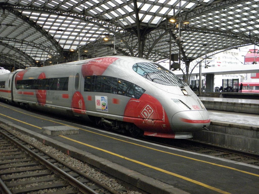 ICE 3  Frauenfu�ball  im K�lner Hbf am 11.12.10