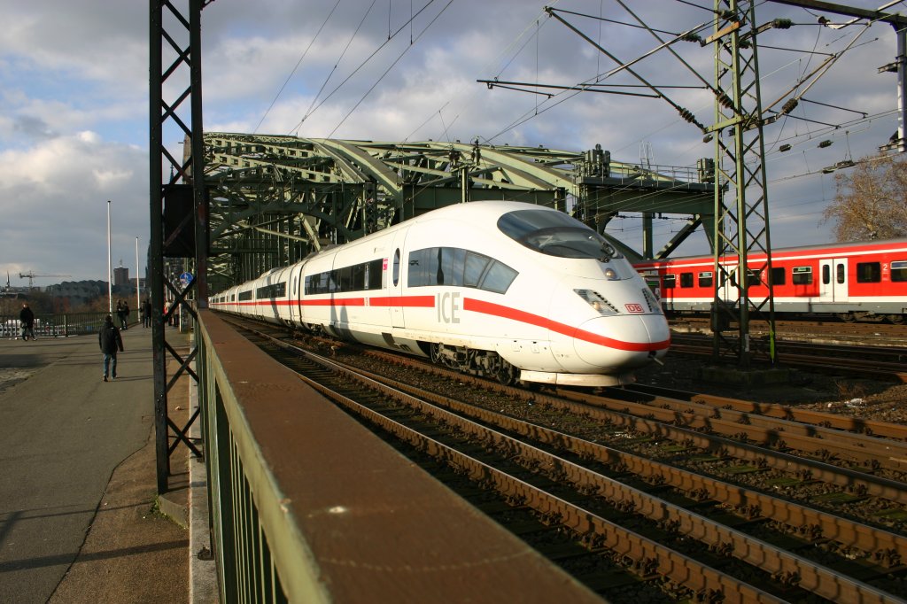 ICE 3 kurz vor dem Bahnhof K�ln Messe Deutz