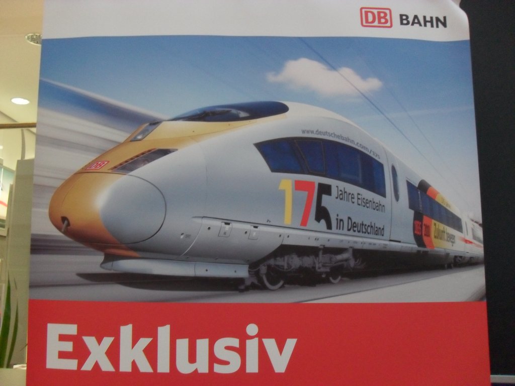 ICE 3 mit 175 Jahre Deutsche Eisenbahn Werbung auf einem Plakat im K�lner Hbf am 7.11.10