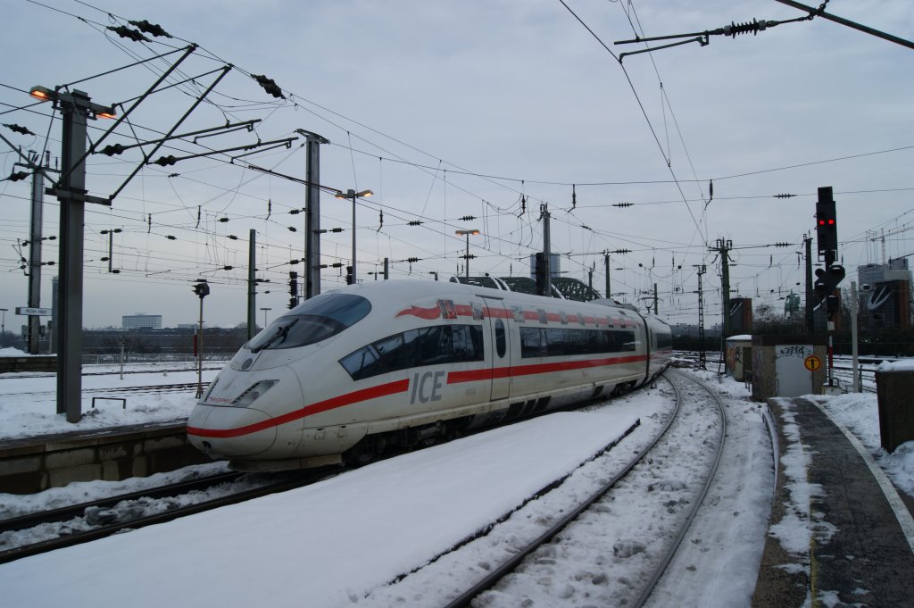 ICE 406 054-7 bei der Ausfahrt in K�ln-Hbf am 27.12.2010.  