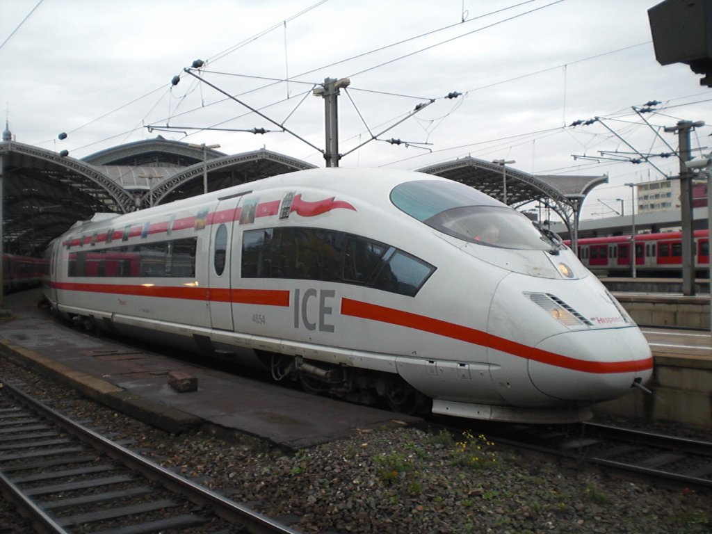ICE 406 054-7 mit neuer Werbug in K�ln Hbf am 7.11.2010.
