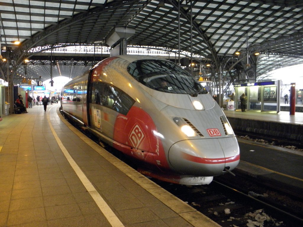 ICE3 mit Frauenfussball Werbung im K�lner Hbf am 27.12.10
