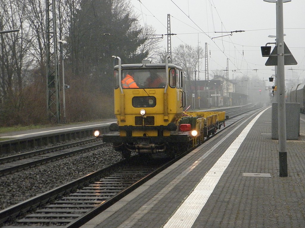 KLV 53 von  Die Brex  Museumsbahn f�hrt mit ein paar Anh�nger durch Beuel am 24.2.2011