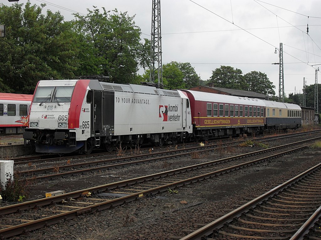 Kombi Verkehr 185 665 mit einem Mitropa Wagen und einem Rheingold Wagen in Beuel am 30.7.2011