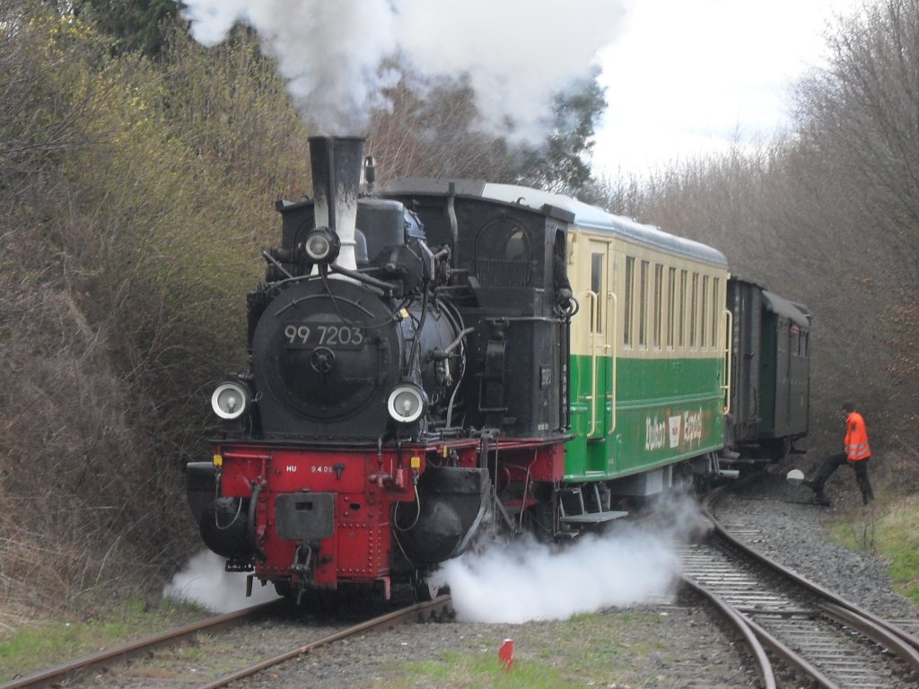 Lok 99 7203 dampfte am 4.4.10 in den Bahnhof Oberzissen mit dem historischen Personenwagen VB50,der vor einigen Jahrzehnten noch ein Triebwagen war.