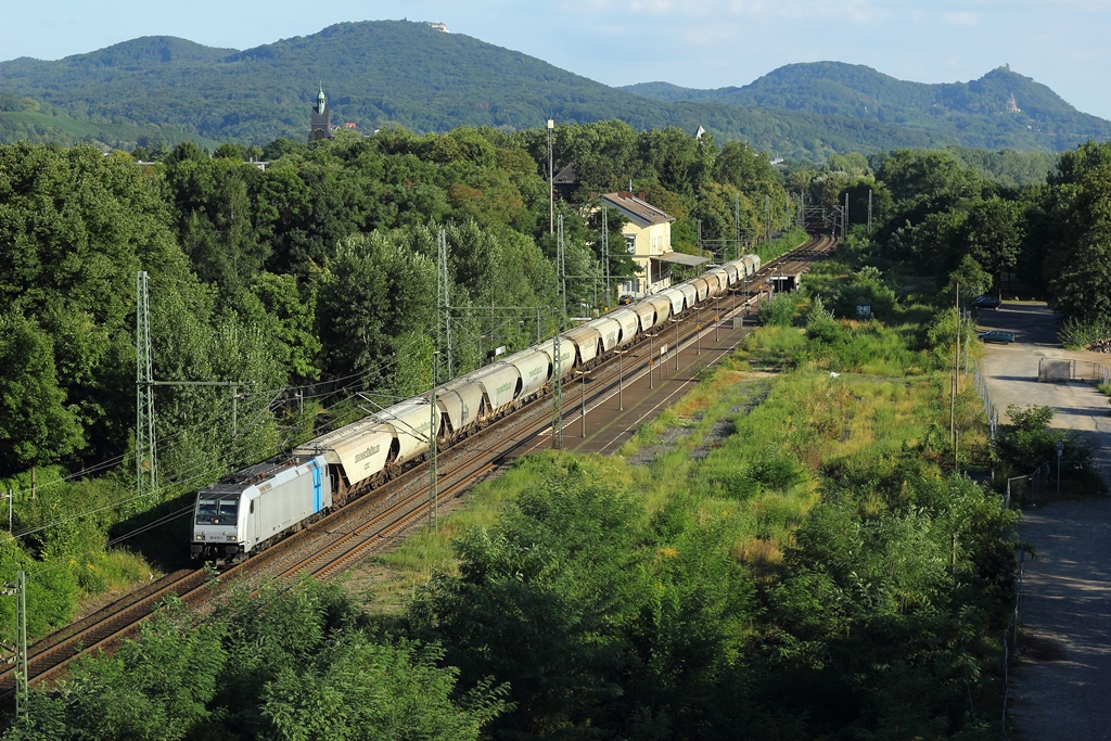LTE 185 673-1 mit einem Getreidezug in Bonn-Oberkassel am 1.9.2012