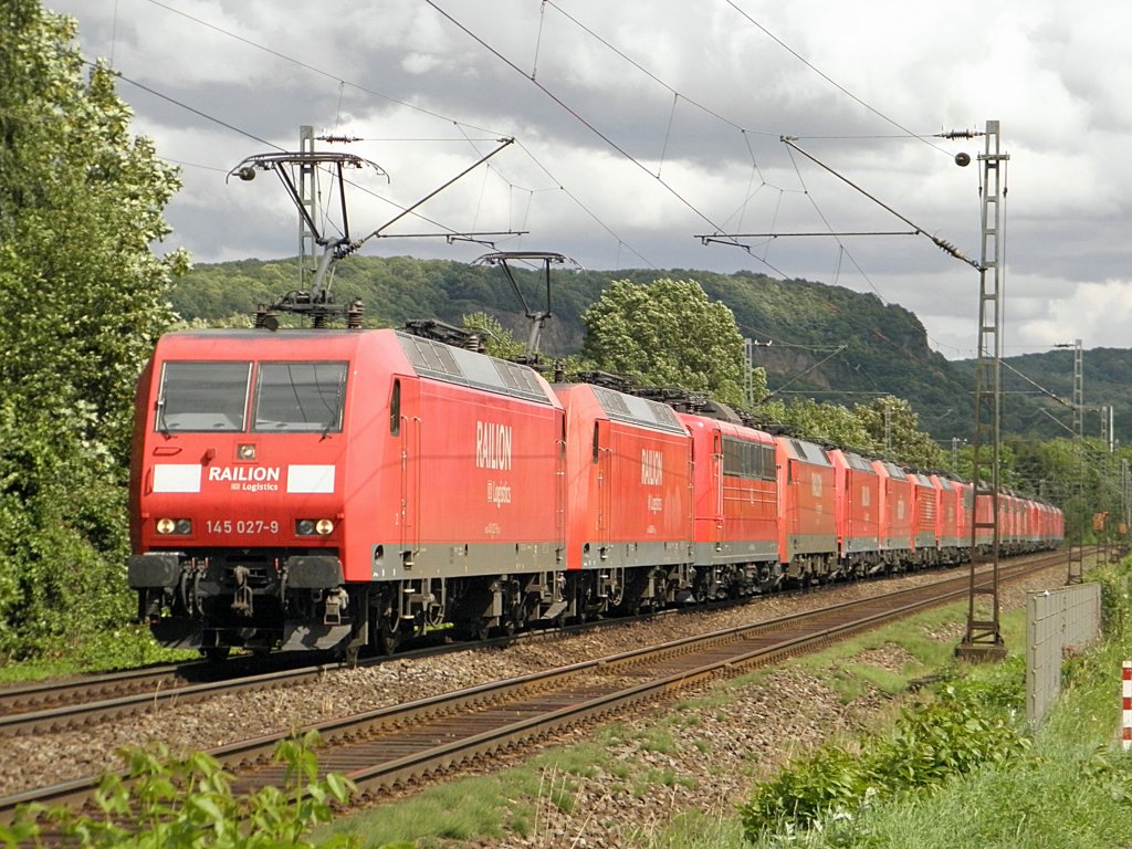 Mega Lokzug (21 Loks) mit 145 027-9 in Limperich am 18.6.2011
