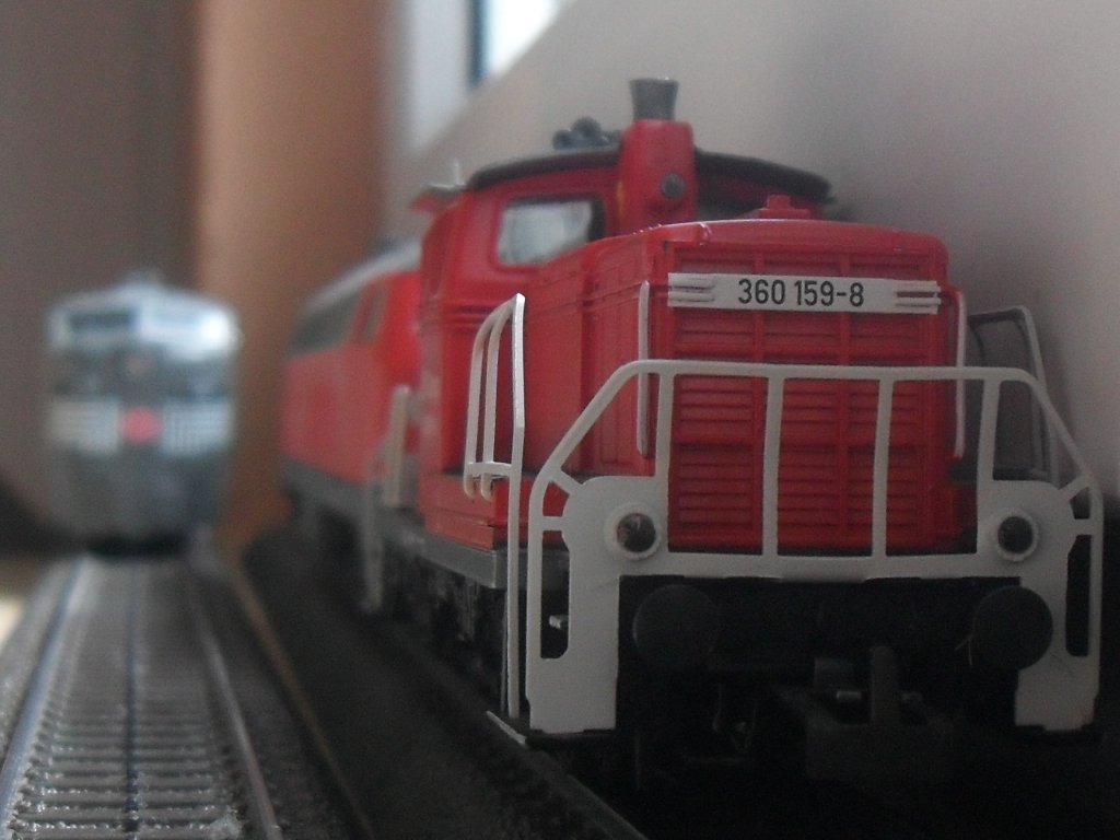 Meine 360 159-8 schleppt soeben die hengengebliebene 218er ab und die US-Diesellok Alco PA1 der New-York-Central wartet auf die Abfahrt.