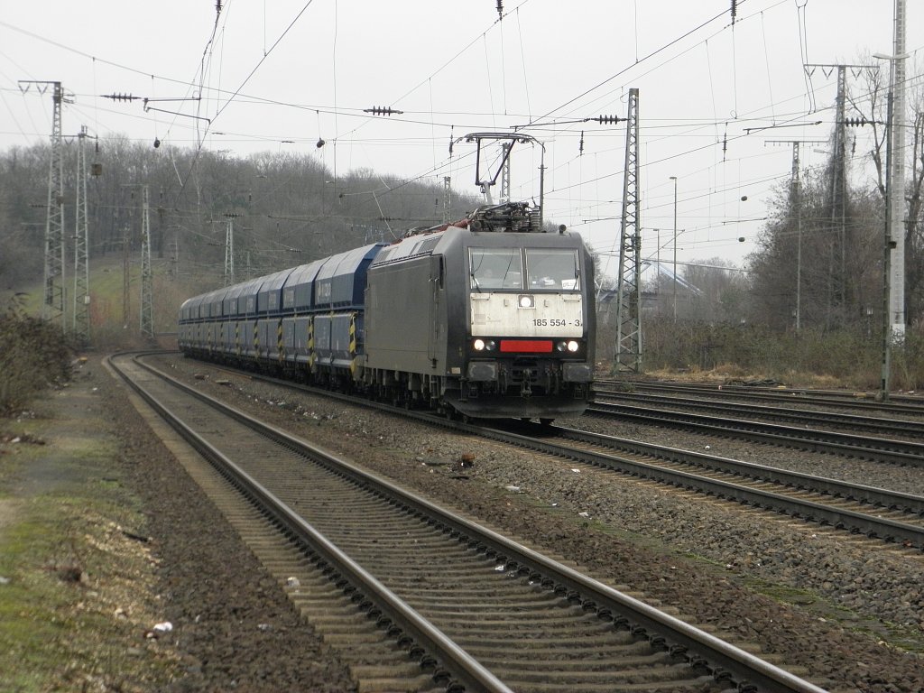 MRCE 185 554-3 vermietet an CFL Cargo f�hrt mit einem PKP Cargo Kohlezug durch K�ln West am 12.2.2011