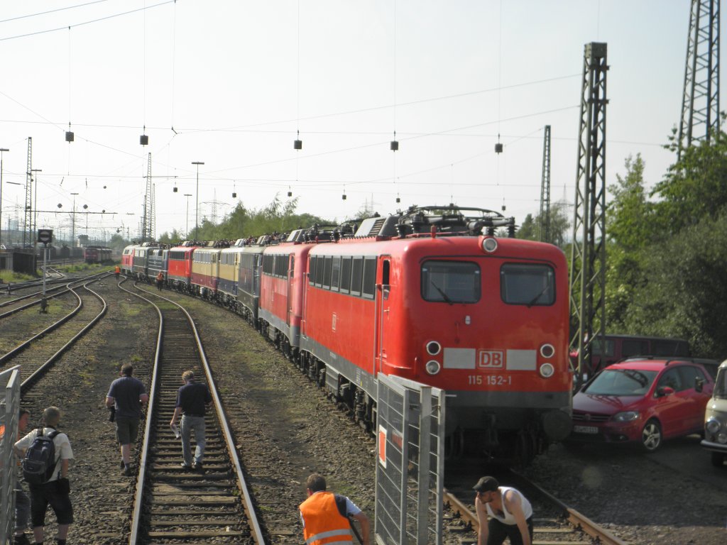 Museuems Lokzug mit 115 152-1,110 223-5,110 348-0,E10 1239,113 311-0,110 300,181 206-4, E40 128 und als Schublok 218 137 in Koblenz L�tzel am 21.5.2011. Fotografiert aus dem F�hrerstand des CFL kartoffelk�fers.