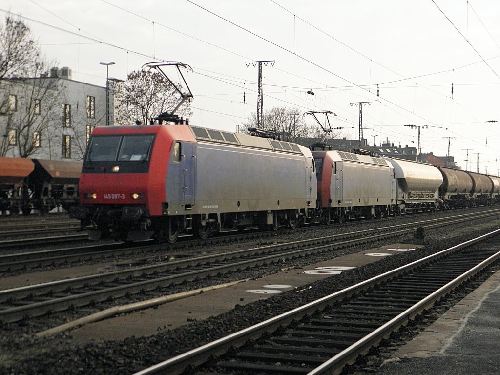 Neusser Eisenbahn 145 087-3 und 145 *** in K�ln West am 12.2.2011