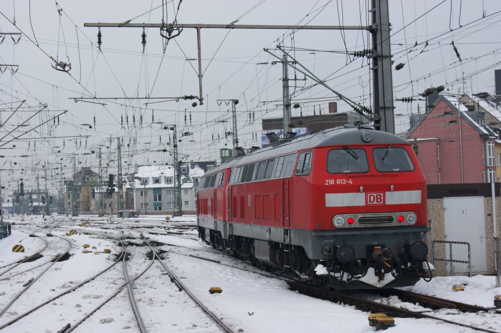 Noch ein Bild von 218 813-4 bei der Ausfahrt in K�ln-Hbf am 27.12.2010.