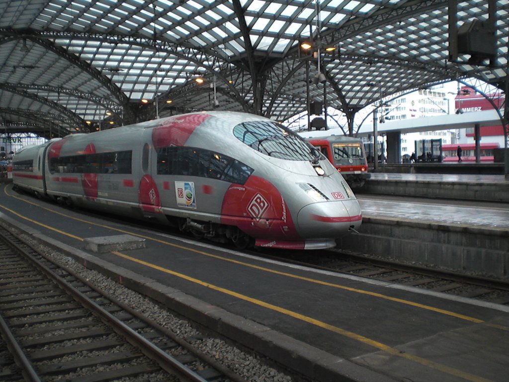 Noch ein Bild von dem Frauenfu�ball-ICE in K�ln-Hbf am 11.12.2010.
