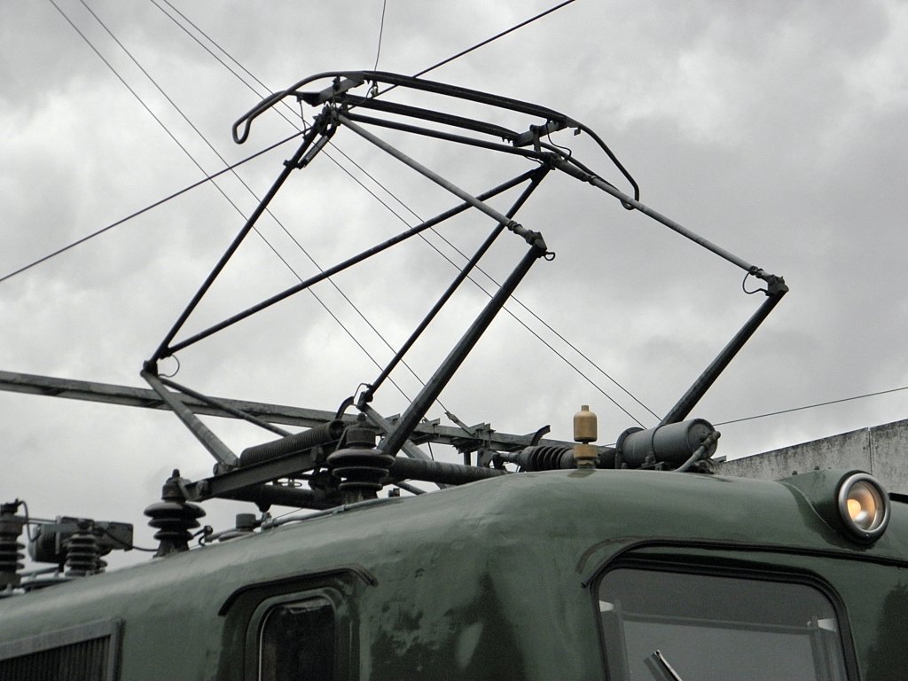 Pantograph von 141 228-7 in Altenbeken