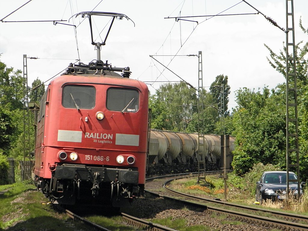 Railion 151 086-6 in Limperich am 18.6.2011
