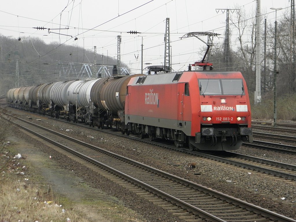 Railion 152 083-2 mit einem Kesselzug in K�ln West am 19.2.2011 Gru� an den Tf