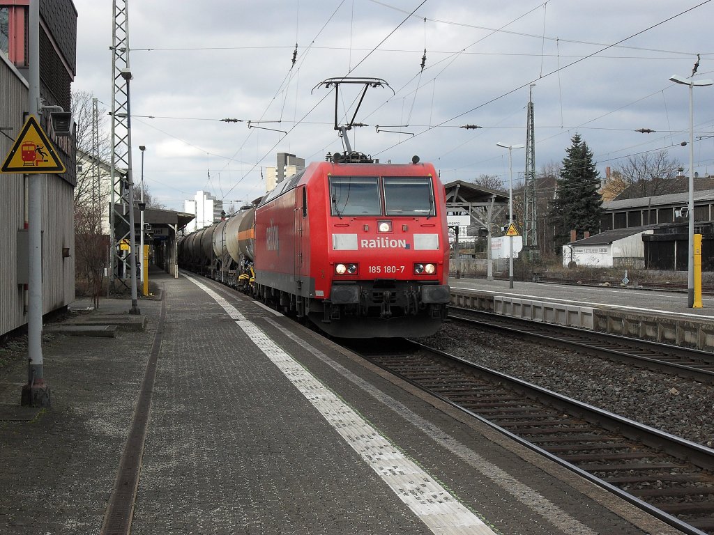 Railion 185 180-7 mit einem Kesselzug in Beuel am 6.2.2011